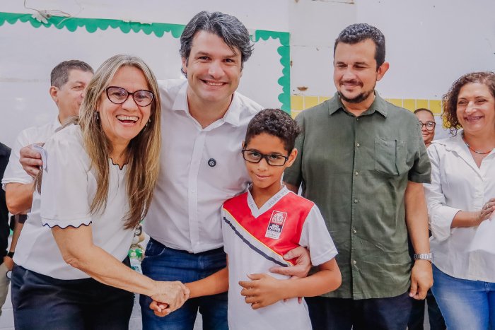 Entrega de óculos para alunos da Escola Dom Marcelo Carvalheira