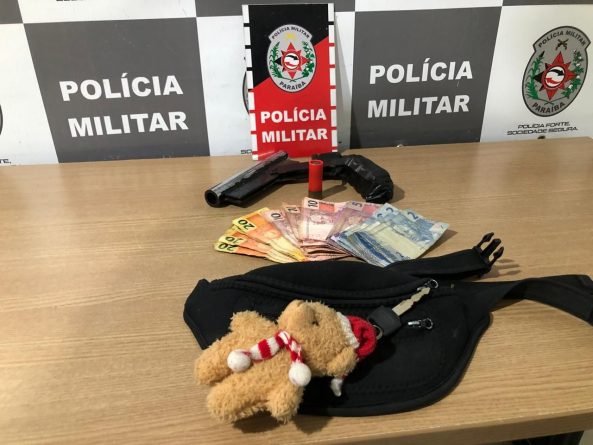 Prisão de dupla acusada de assaltar posto de combustível