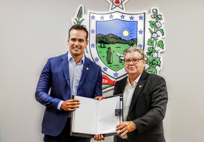 João Azevêdo transmite cargo para Lucas Ribeiro