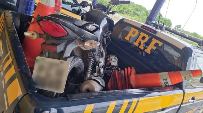 PRF recupera moto roubada/furtada, flagra condutores embriagados e prende foragido da Justiça