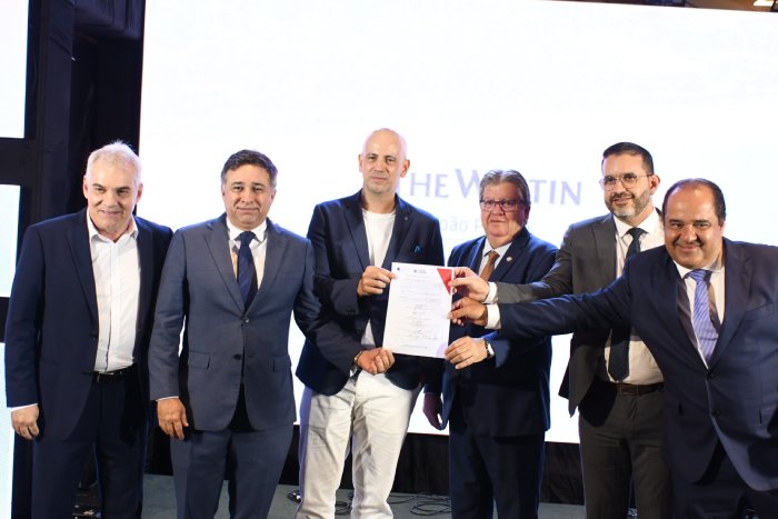 João Azevêdo assinando instalação do nono empreendimento do Polo Turístico