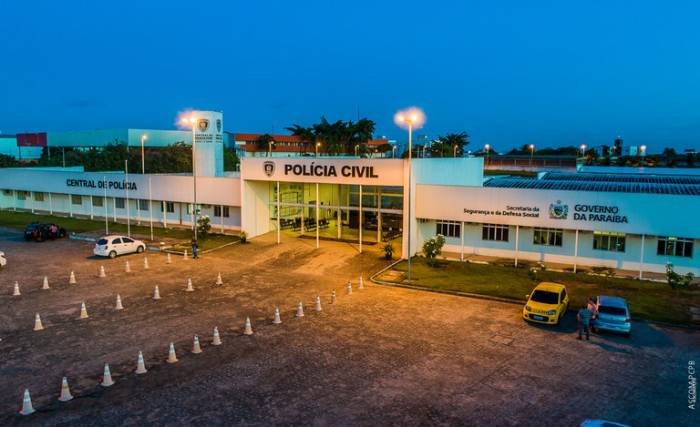 Homem tenta matar ex-esposa e acaba esfaqueado