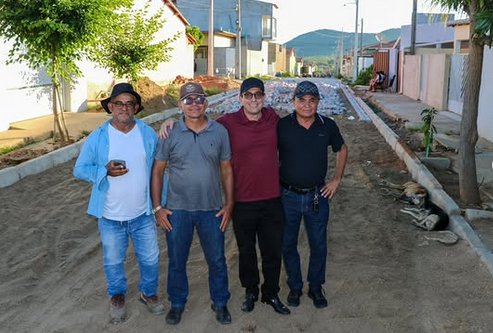 Obras de pavimentação no bairro Canaã, em Jericó