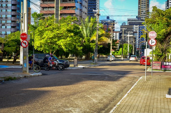 Revitalização de mais de mil placas de trânsito