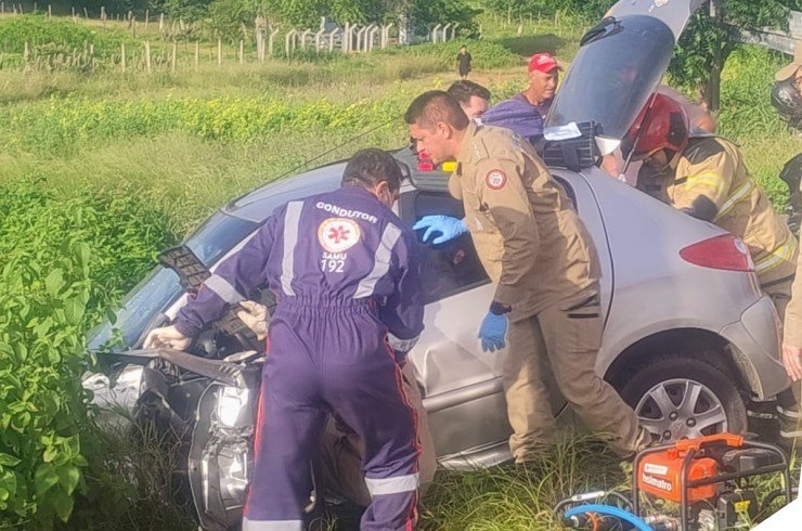 Colisão entre dois carros deixa homem ferido na BR-230, em Sousa; imagens