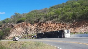 Tombamento de carreta na BR-230, em Santa Luzia