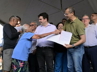 Entrega de escrituras a famílias da Praia da Penha