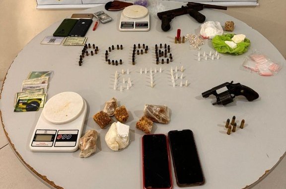 Polícia Civil apreende drogas, armas e munições; três pessoas foram presas