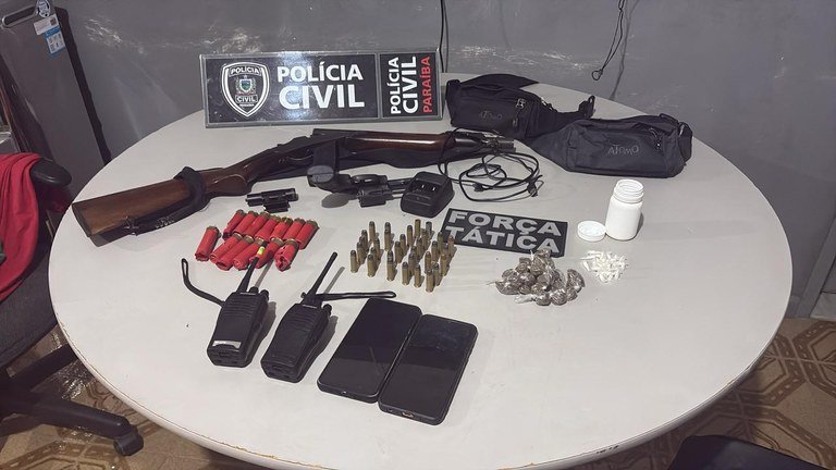 Polícias Civil e Militar prendem dois investigados por tráfico de drogas e apreendem armas de fogo