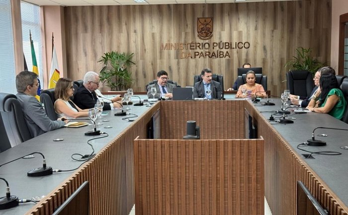Procurador-geral de Justiça com promotores de Justiça