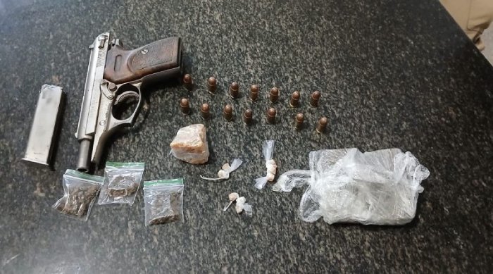 Apreensão de arma e drogas com dupla suspeita de tráfico em Cabedelo