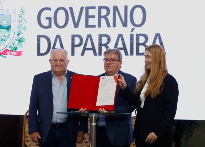 Governador do Estado da Paraíba, João Azevêdo assinando ordem de licitação