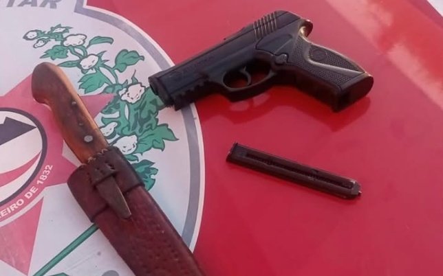 Simulacro e arma branca apreendidas pela PM em Triunfo 
