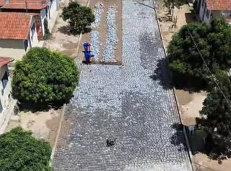 Obra de pavimentação no Sítio Coréia, em Lastro