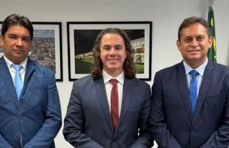 Prefeito de Lastro, Dr. Ronaldo Gonçalves, e o vice-prefeito Domar ao lado de Veneziano