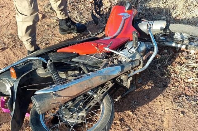 Moto furtada recuperada pela Polícia Militar 