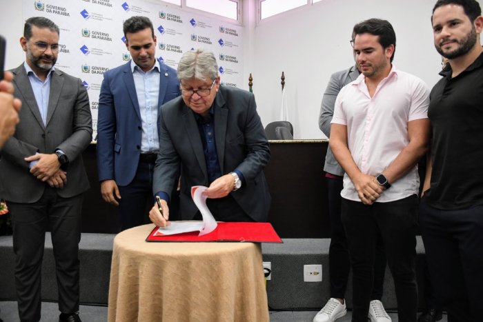 Assinatura de contratos do Polo Têxtil de Mangabeira