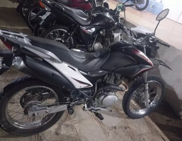 Moto com sinais identificadores adulterados apreendida pela PM