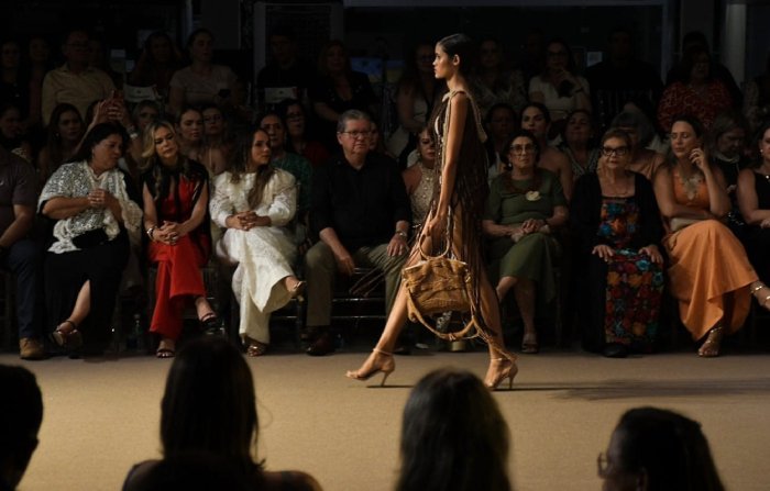 João Azevêdo prestigiando o desfile do artesanato