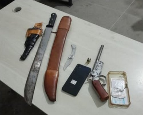 Prisão de homem por porte ilegal de arma de fogo após discussão