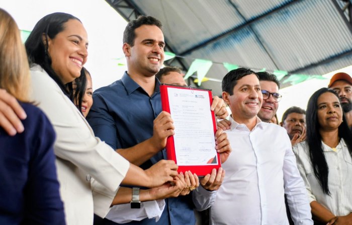 Lucas Ribeiro assinando ordem de serviço