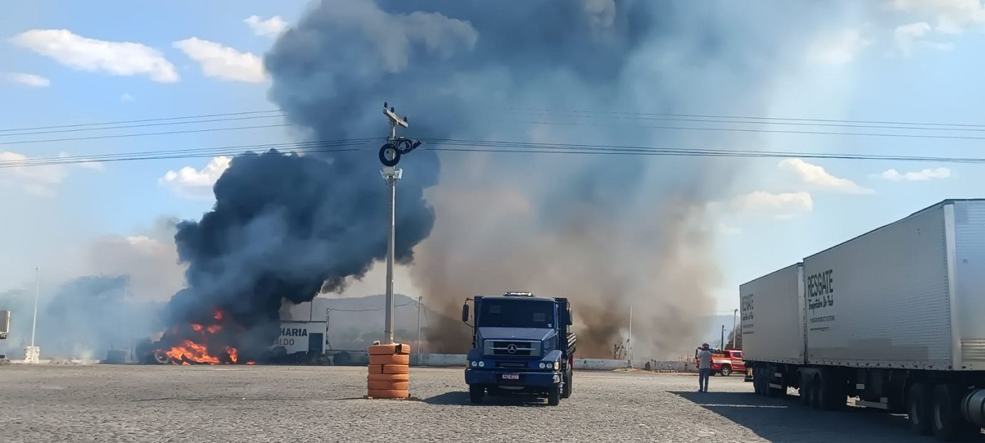 Incêndio de grandes proporções em Aparecida