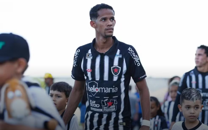 Lateral-direito Erick, de 23 anos
