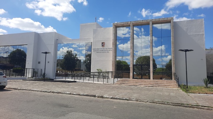 Fachada do prédio do Ministério Público da Paraíba (MPPB), com arquitetura moderna, amplas estruturas de vidro e entrada principal com escadaria e ram