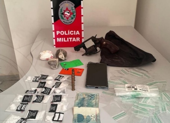 Arma de fogo e drogas apreendidas pela polícia militar em Areia de Baraúnas