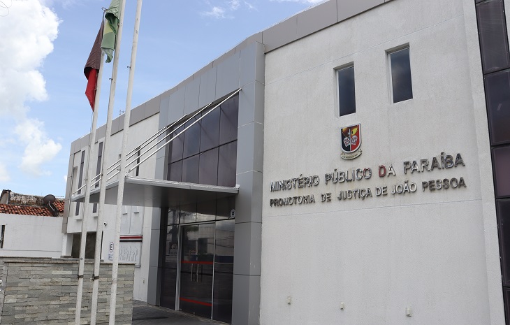 Fachada do prédio do Ministério Público da Paraíba (MPPB), com arquitetura moderna, amplas estruturas de vidro e entrada principal com escadaria e ram