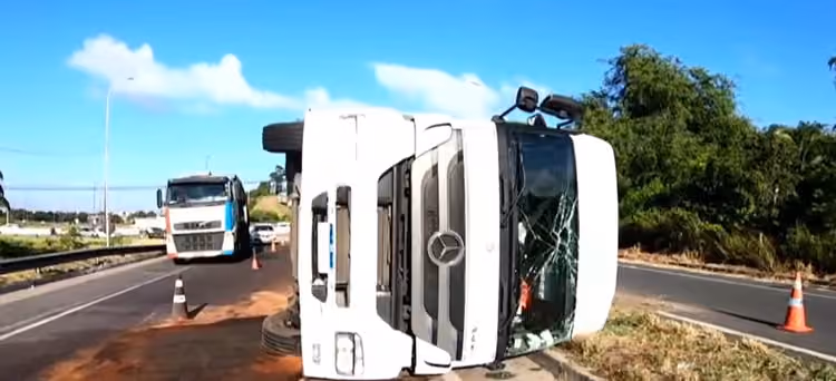 Carreta tombada em João Pessoa
