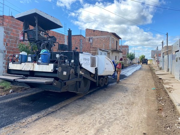 Trabalho de pavimentação de ruas no bairro Raquel Gadelha