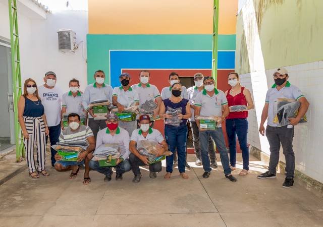 Novos fardamentos dos agentes ACE e Vigilâncias Ambiental, Sanitária e Epidemiológica, são entregues pela prefeitura de São José da Lagoa Tapada  