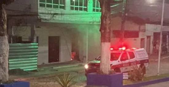Bandidos explodem caixa eletrônico instalado em prédio de prefeitura na Paraíba
