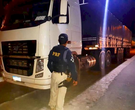 PRF apreende caminhão transportando mais de 50 toneladas de madeira ilegal em Pombal