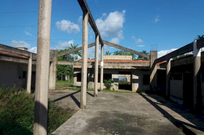 3.700 obras de educação paradas