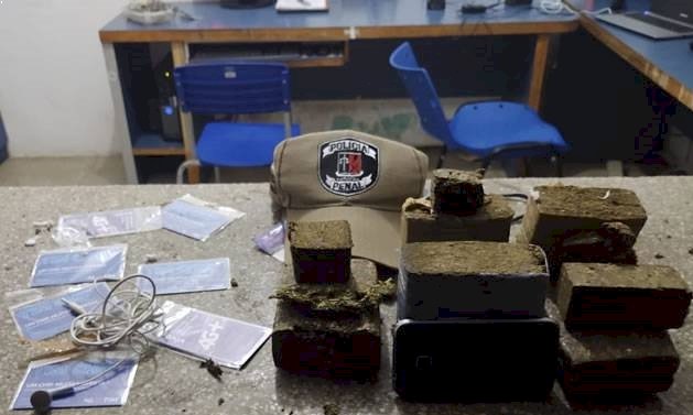 Pacote com 2 kg de maconha, fones de ouvido, e chips de celular é encontrado na Colônia Penal Agrícola em Sousa 