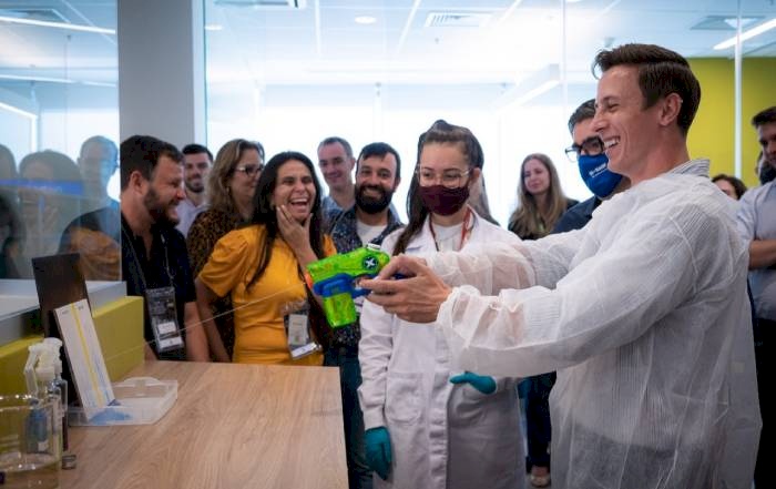 Participantes da imersão fazem experiência com produto químico desenvolvido pela BASF para remover gorduras de superfícies com mais facilidade