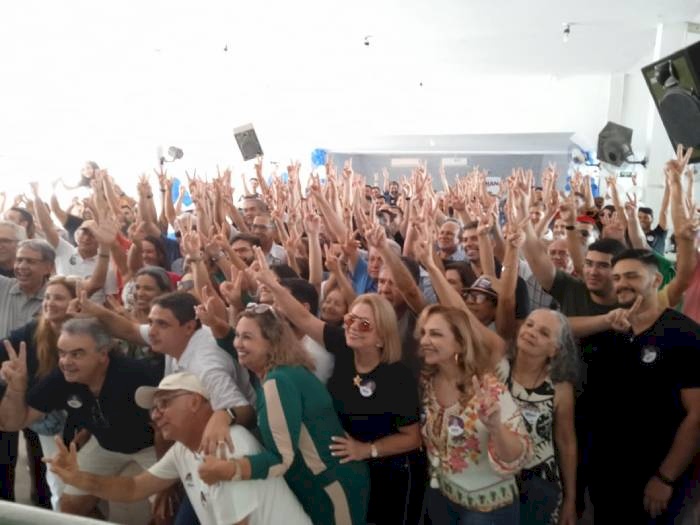 Evento eleitoral, em meio a enorme feijoada e música ao vivo