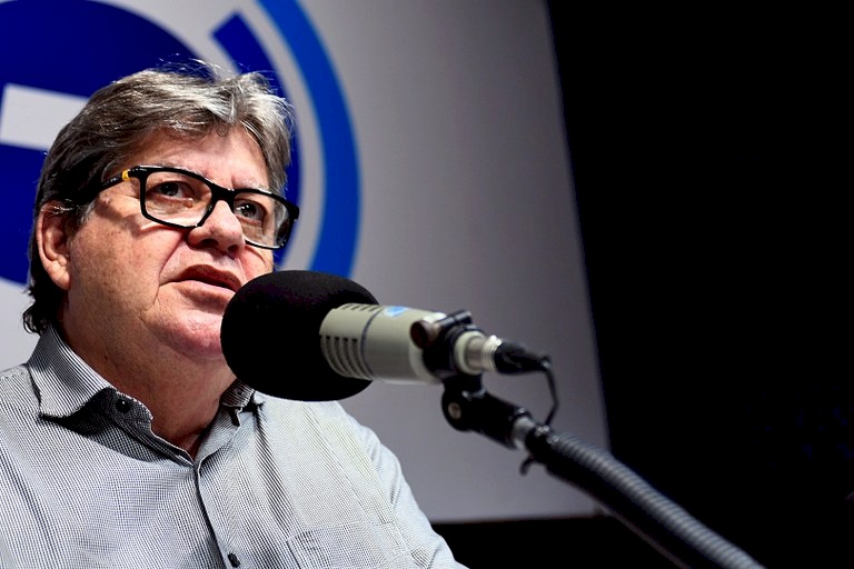 Governador João Azevedo começa resolver problemas internos