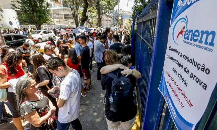 Alunos chegam aos locais de provas