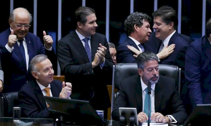 Deputados no plenário na hora da aprovação 