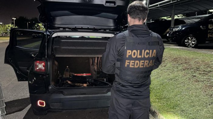 Apreensão de veículo com dezenas de aparelhos celulares em fundo falso
