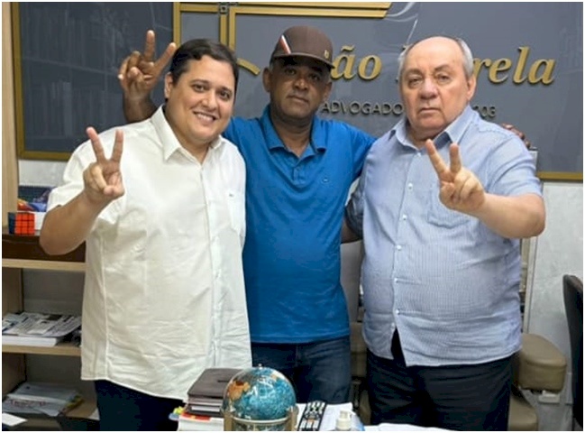 Vereador, Novinho de Carlão, Jota Cândido, e o ex-prefeito, João Estrela