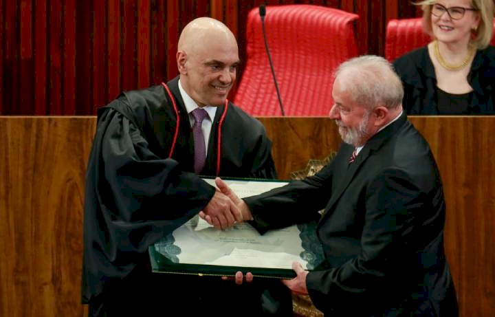 Ministro Alexandre de Morais, cumprimenta o Presidente, Luiz Inácio Lula da Silva