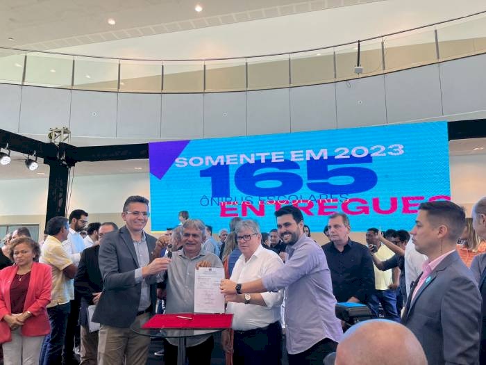 Entrega de 60 ônibus escolares na Paraíba
