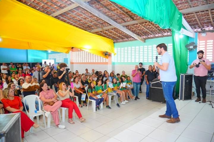 Prefeito Bruno Cunha Lima durante solenidade