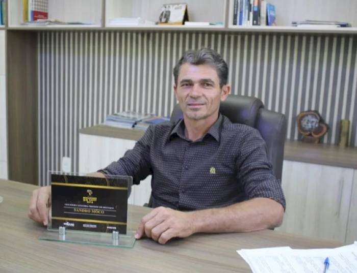  Alecsandro Bezerra dos Santos, prefeito de Camalaú