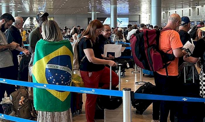 Primeiro avião trazendo brasileiros de Israel