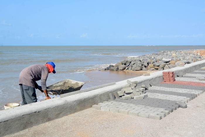 Fase final da obra de recuperação da calçadinha de Cabo Branco